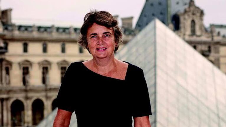 Directora del Louvre ofrece su renuncia tras escándalo por robo de joyas