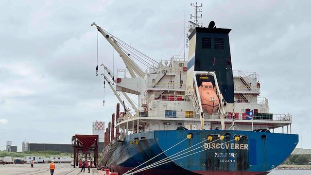 Buque choca contra malecón de Veracruz.