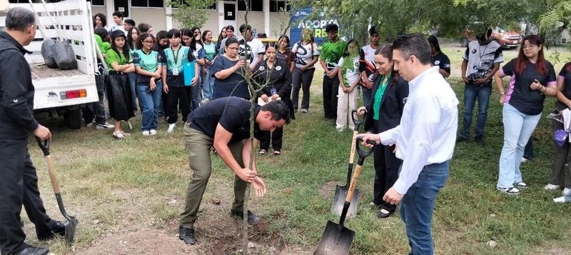 Monterrey fortalece educación ambiental con reforestación escolar.