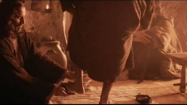 Viernes Santo revive la icónica escena del lavatorio de pies en La pasión de Cristo de Mel Gibson
