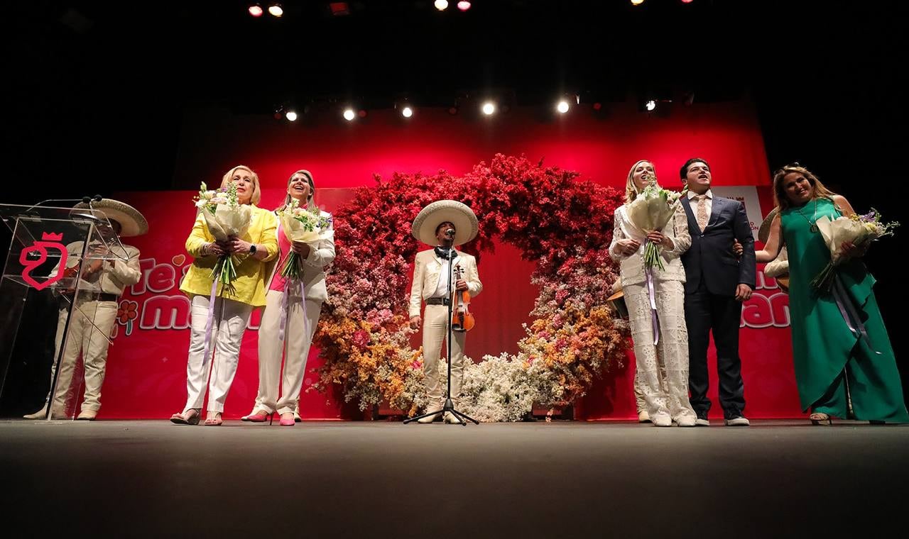 Samuel García celebra a su mamá y a Mariana Rodríguez por el 10 de mayo