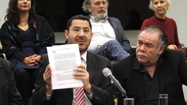 Martí Batres Guadarrama muestra su propuesta de ley