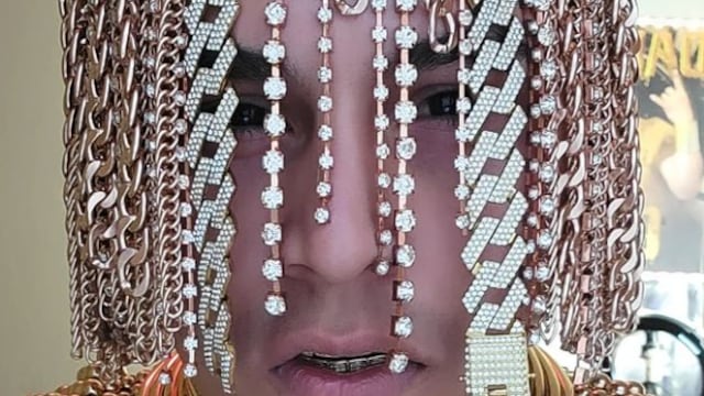 Dan Sur, se implantó "cadenas de oro" como cabello