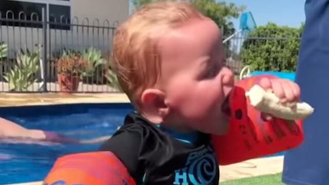 La dura batalla de un bebé para comer plátano