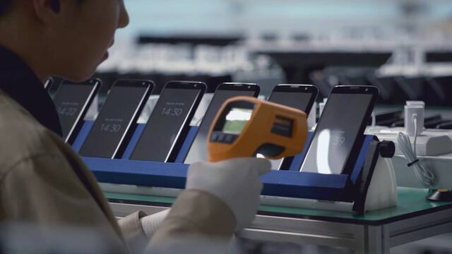 Investigadores revisando los Galaxy Note 7 retirados.