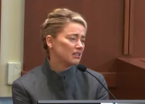 Amber Heard llorando