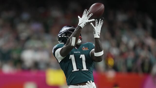 Super Bowl 2025: ¿Cuál es el libro que A.J. Brown leía en pleno partido?