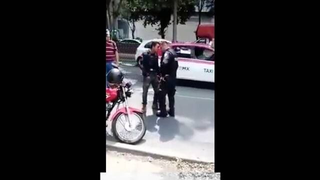 VIDEO: Policía del DF 'se da valor' con compañeros y golpea a motociclista