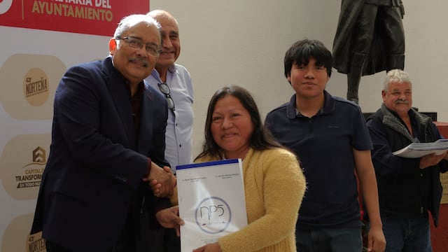 Escobedo brinda certeza jurídica y tranquilidad a familias con entrega de escrituras