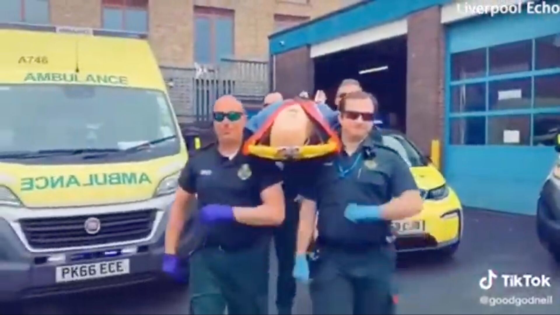 VIDEO: Paramédicos hacen "baile del ataúd" con una camilla