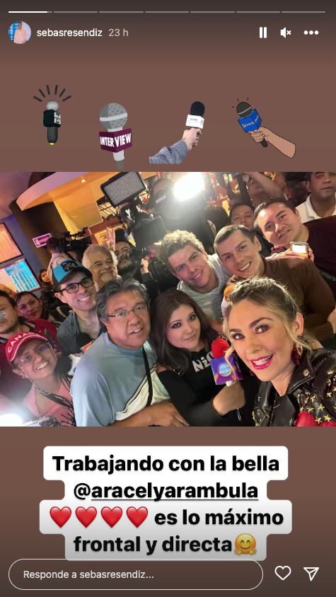 Aracely Arámbula se fotografía con los reporteros con los que se sinceró sobre Luis Miguel