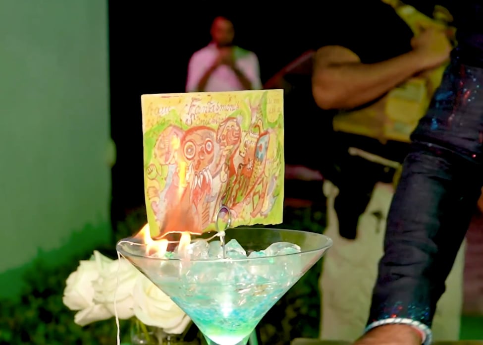 Obra de Frida Kahlo sobre una copa consumiéndose por el fuego.