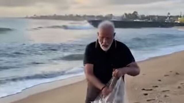 Primer ministro de la India recogiendo basura