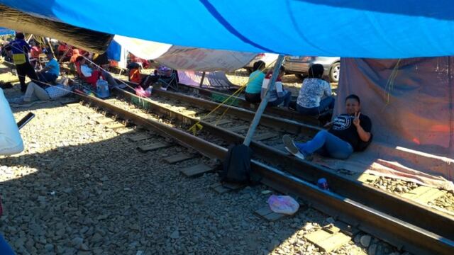 CNTE bloquea vías férreas en Michoacán