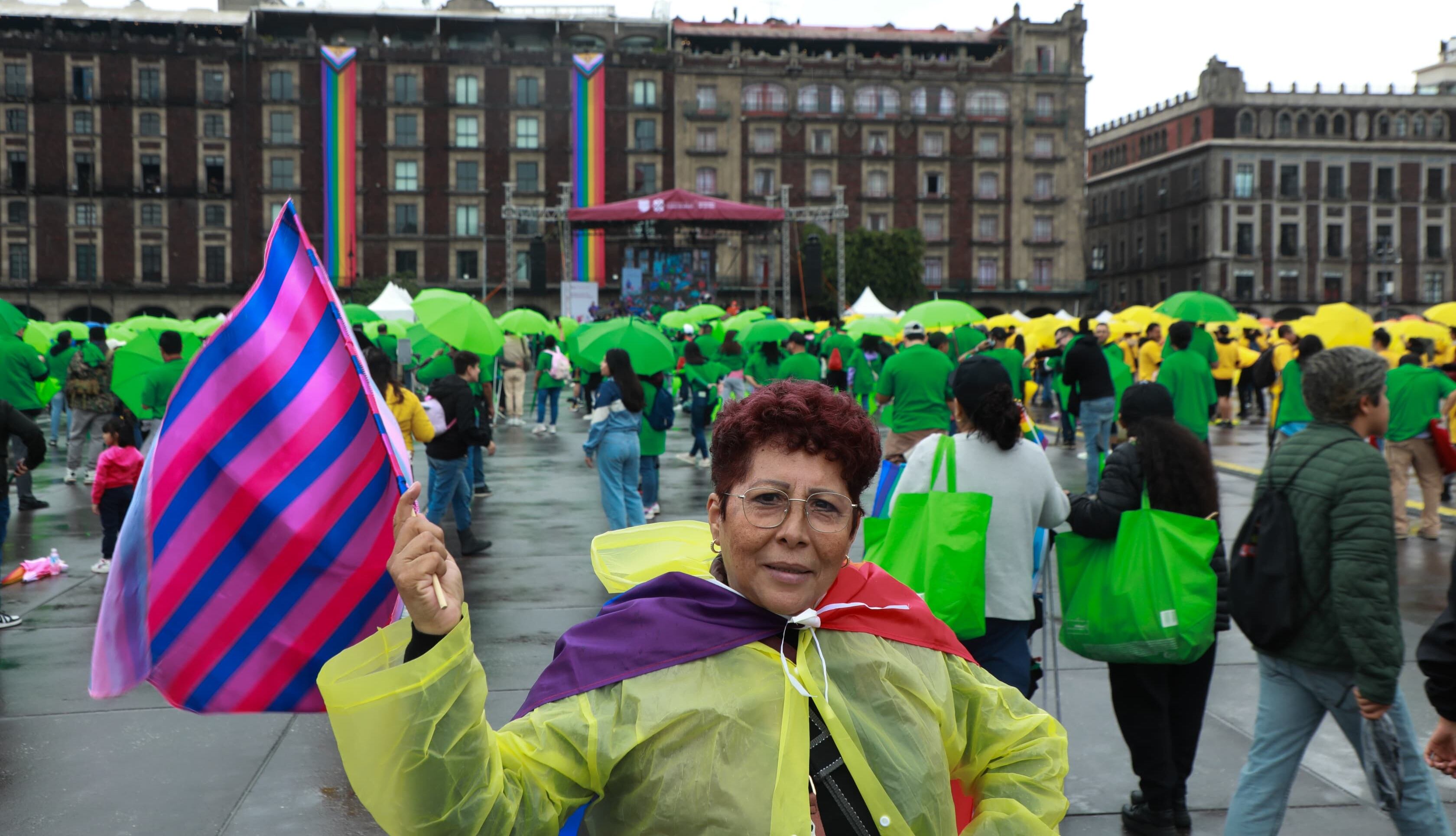 Clara Brugada declara a la CDMX como la ciudad pacifista al ondear la bandera LGBT más grande del mundo