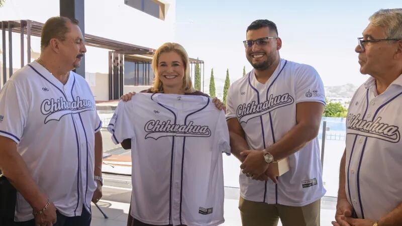 Maru Campos reconoce a Uziel Muñoz por participación en Mundial de Atletismo 2025