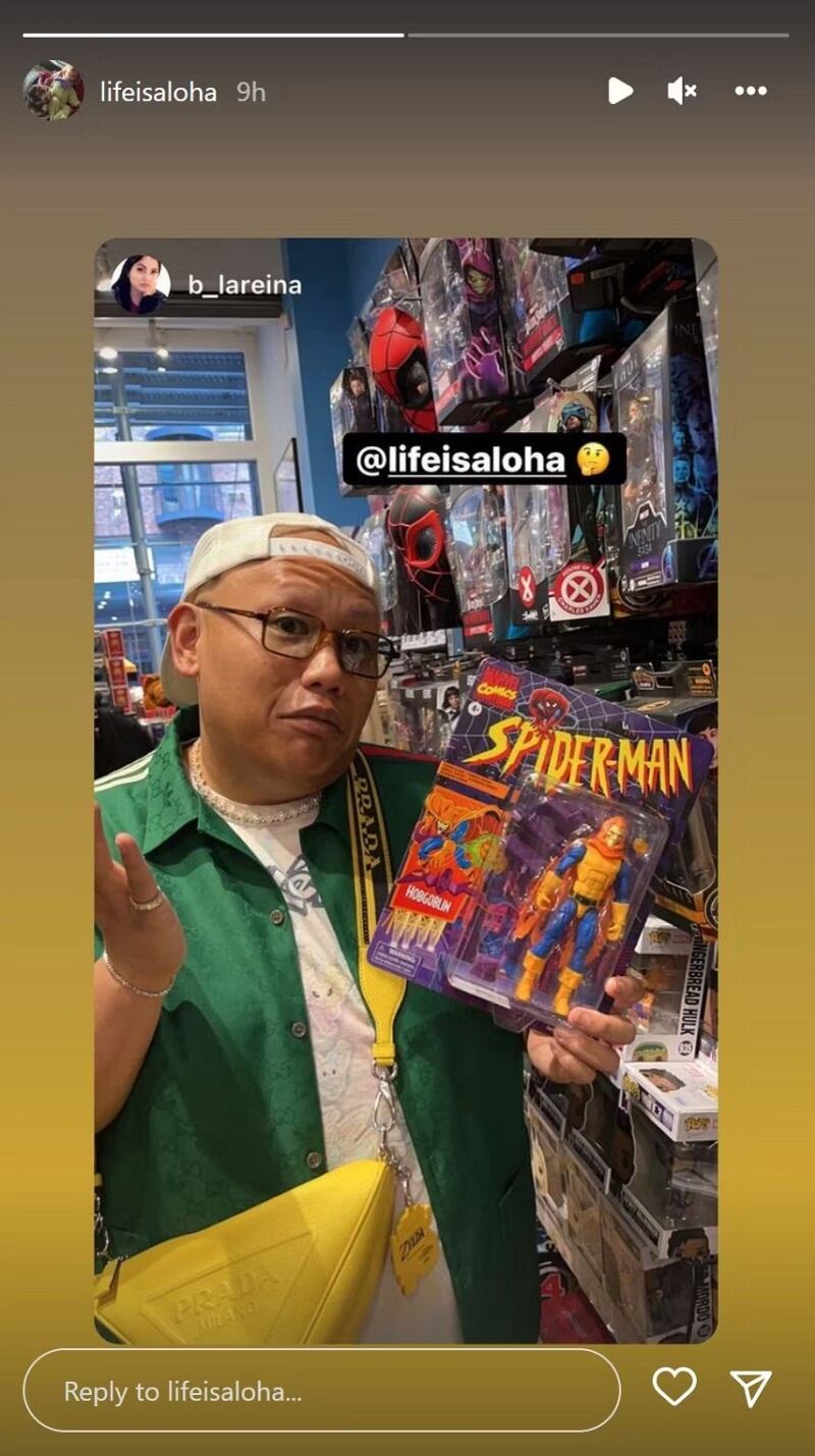 Jacob Batalon con la figura de Hobgoblin
