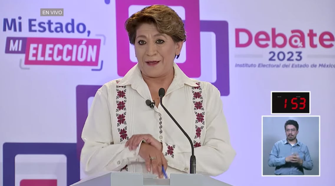 Delfina Gómez presumiendo su guayabera.