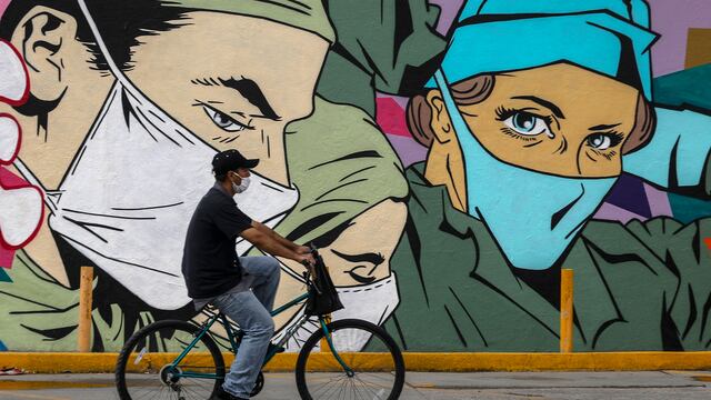 Hombre frente a un mural por Covid-19 en Chihuahua.