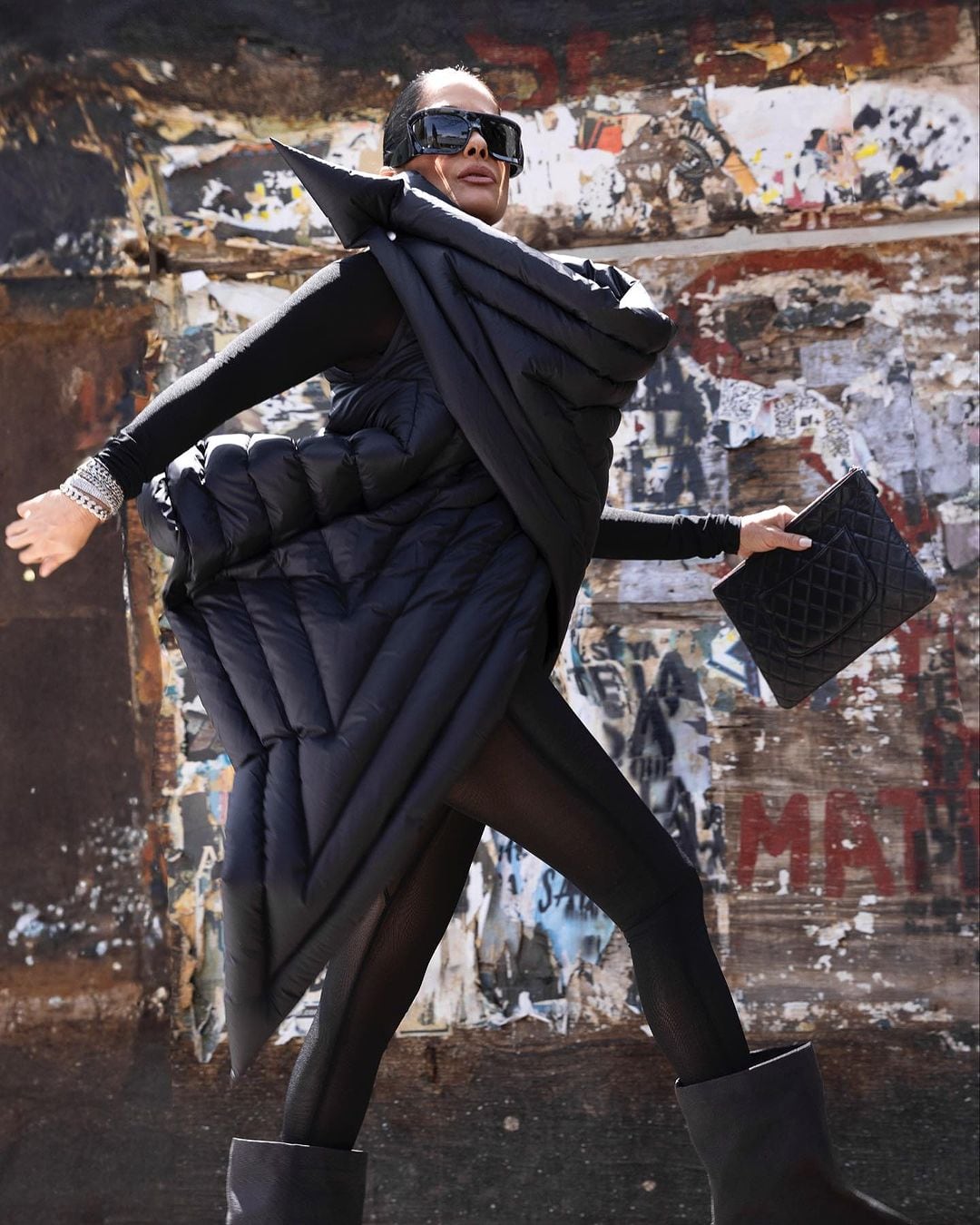 Martha Debayle se sentía muy fashion con su look para el frío y le dicen que parece colchoneta