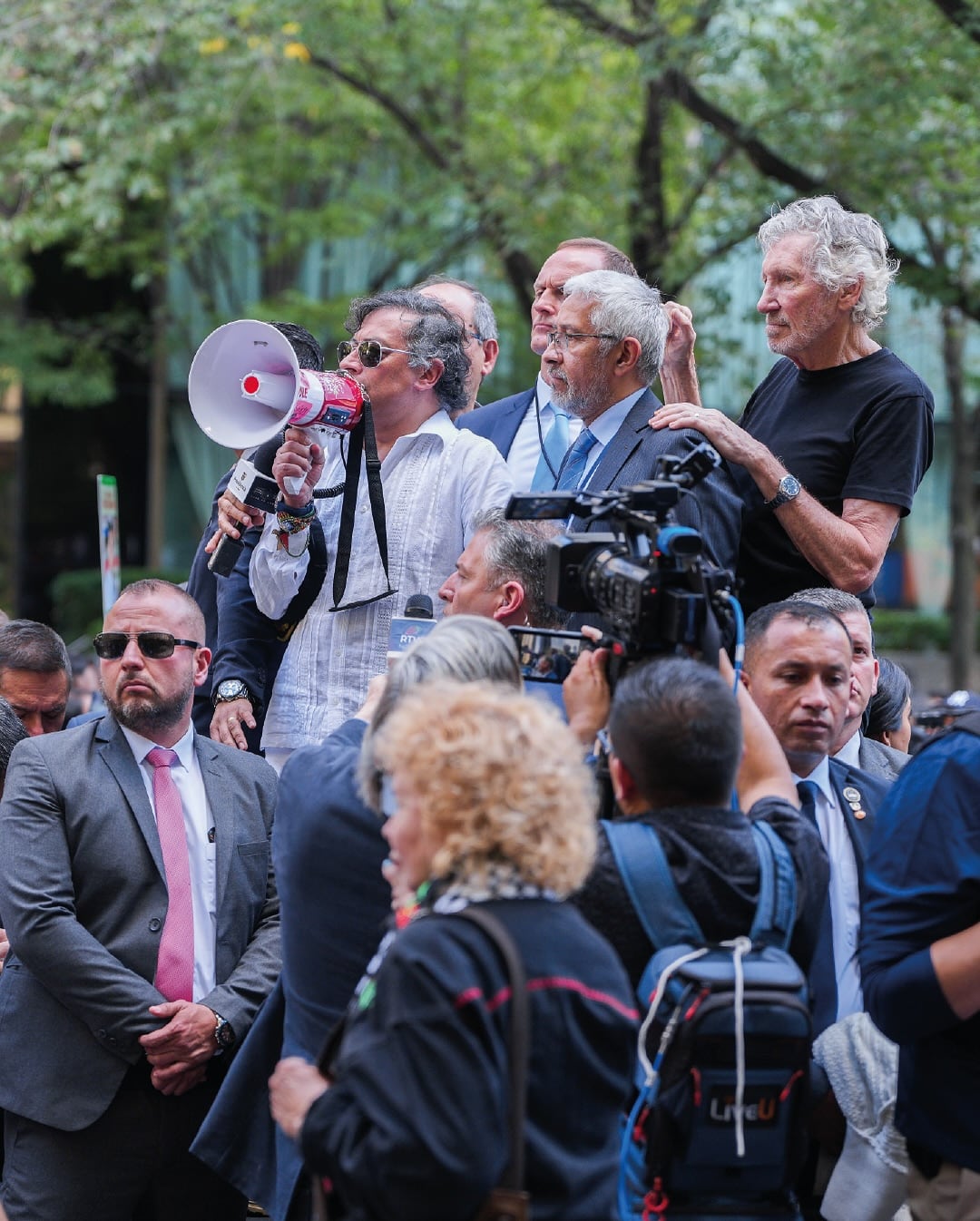 Roger Waters y Gustavo Petro participan en manifestación en Nueva York