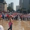 Marcha por el INE llegó al Monumento a la Revolución y les prenden las fuentes danzantes (VIDEO)