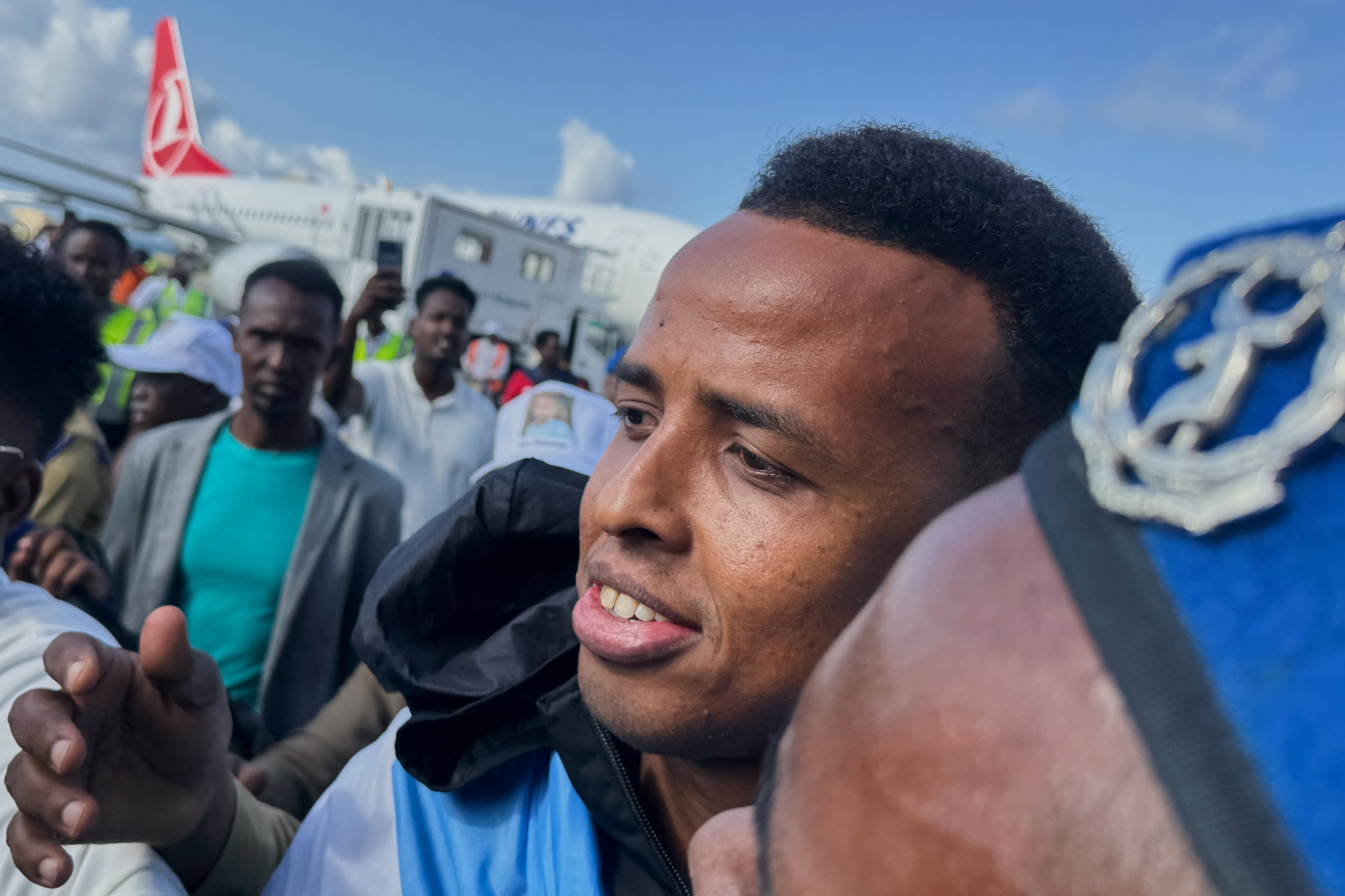 Omar Artan, a quien se le negó la entrada a Estados Unidos para el Mundial, es recibido en Somalia
