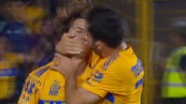 Juan Pablo Vigón besa a Sebastián Córdova