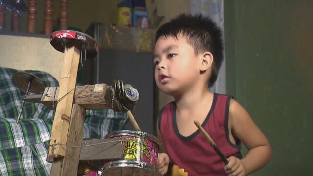 Niño toca la batería