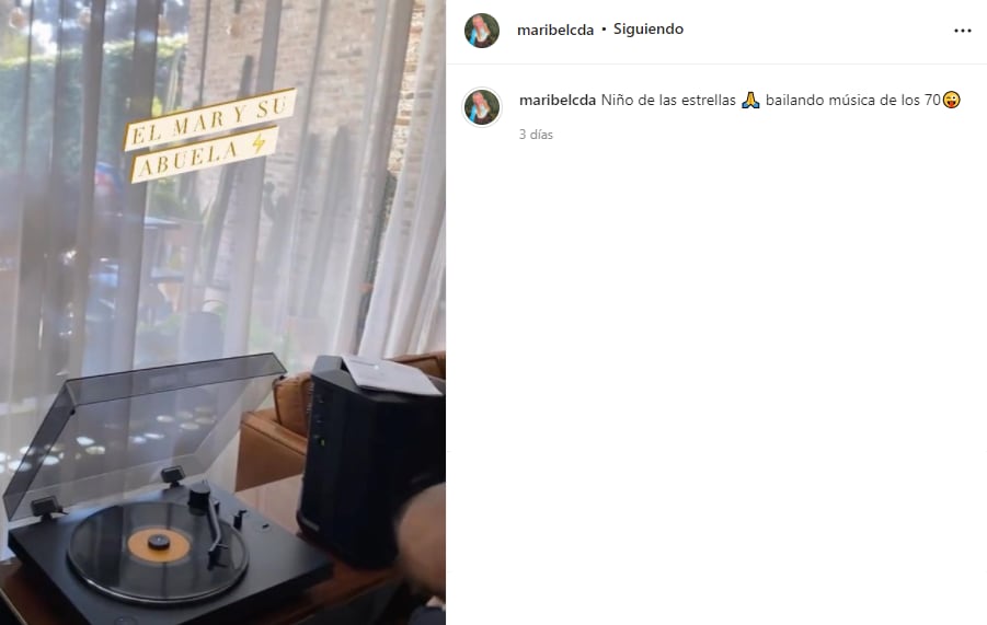 Mamá de Yuya con Mar y el tocadiscos.