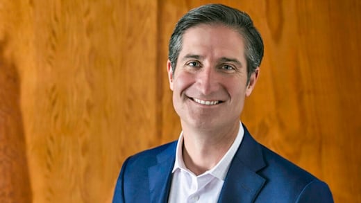 ¿Quién es Brian Niccol? CEO de Starbucks detrás del cierre de tiendas en Estados Unidos