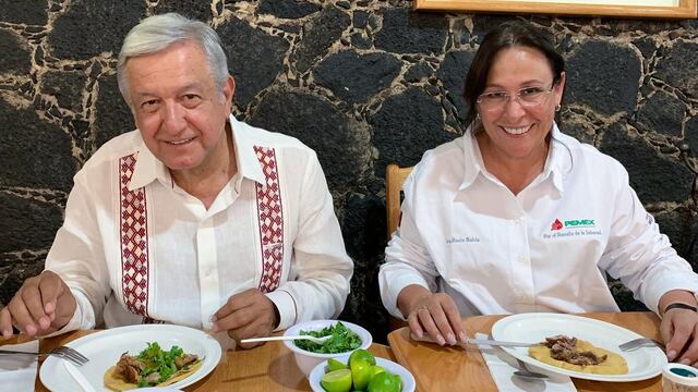 El presidente López Obrador con Rocío Nahle, secretaria de Energía.