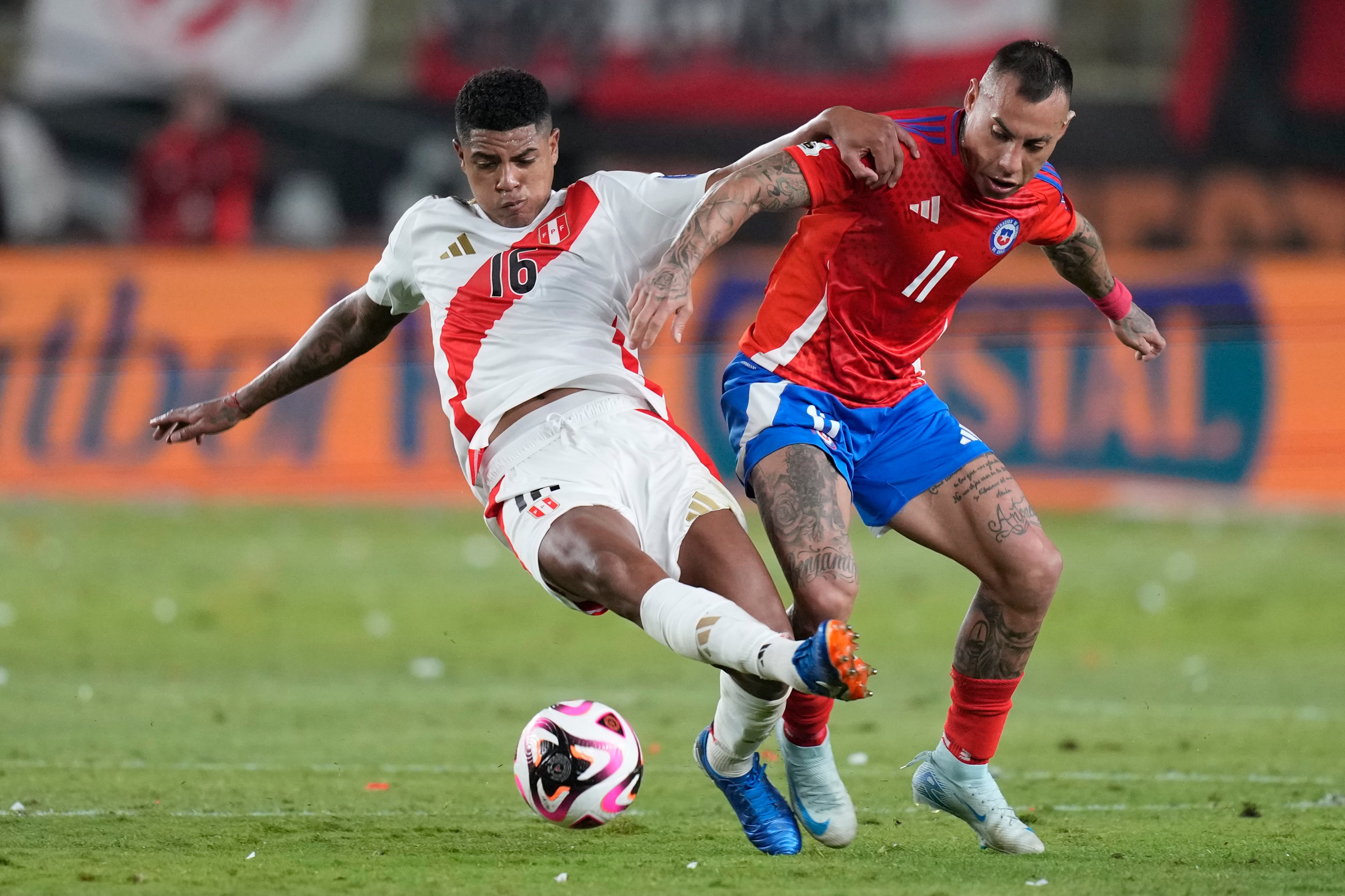 Perú vs Chile en las Eliminatorias de Conmebol.