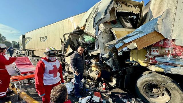 Accidente de dos tráileres provoca caos vial sobre el Circuito Exterior Mexiquense