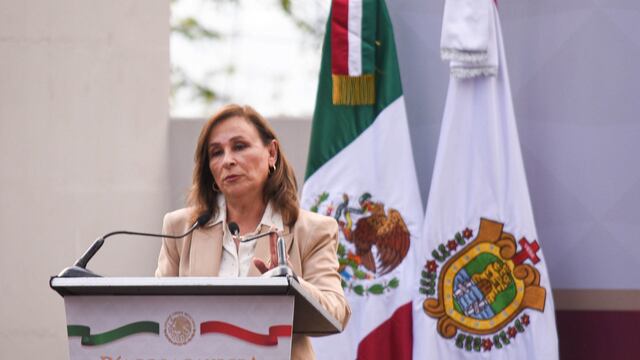La gobernadora de Veracruz, Rocío Nahle, asistió a los honores por el Día de la Bandera que se realizó en el Parque Juárez