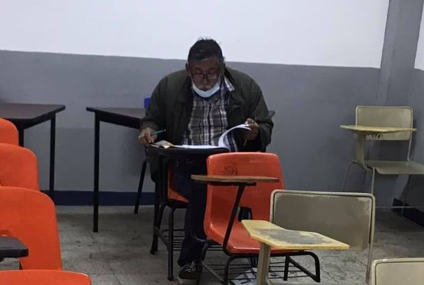 Abuelito sueña con ser un gran abogado