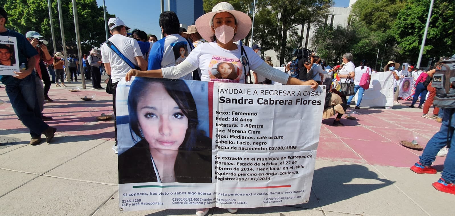 Mamá de Sandra Cabrera Flores en la marcha del 10 de mayo