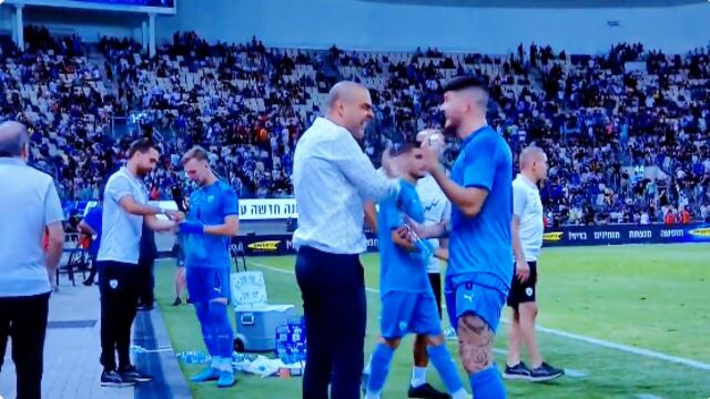 Entrenador da cachetada a jugador