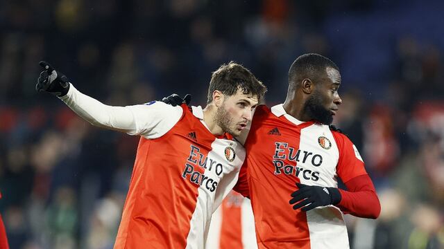Santiago Giménez y el Feyenoord si instalan en cuartos de final de la Europa League.