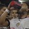 Alexis Vega se toma la cerveza que le aventaron en el Clásico Tapatío