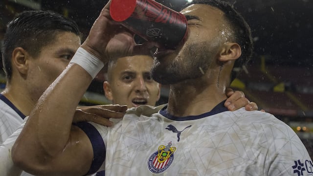 Alexis Vega toma cerveza en el Clásico Tapatío