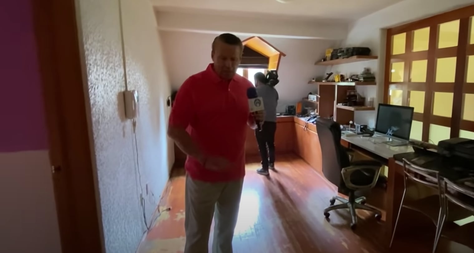 Alfredo Adame muestra el interior de su casa