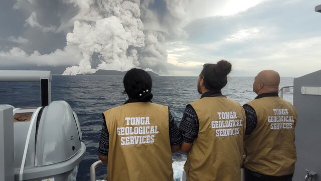 Geólogos durante la erupción del volcán en Tonga