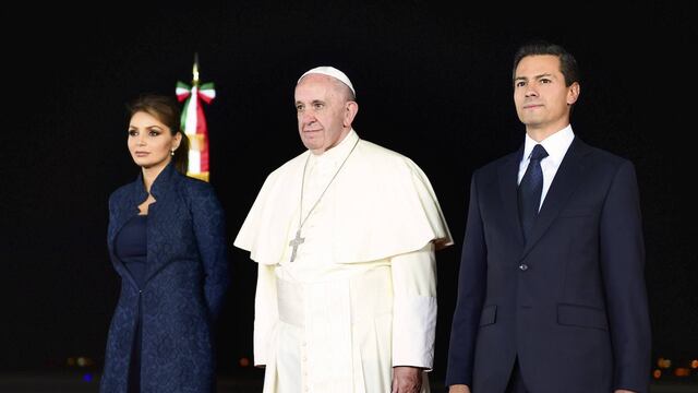 Enrique Peña Nieto y su esposa Angélica Rivera despidieron al Papa.