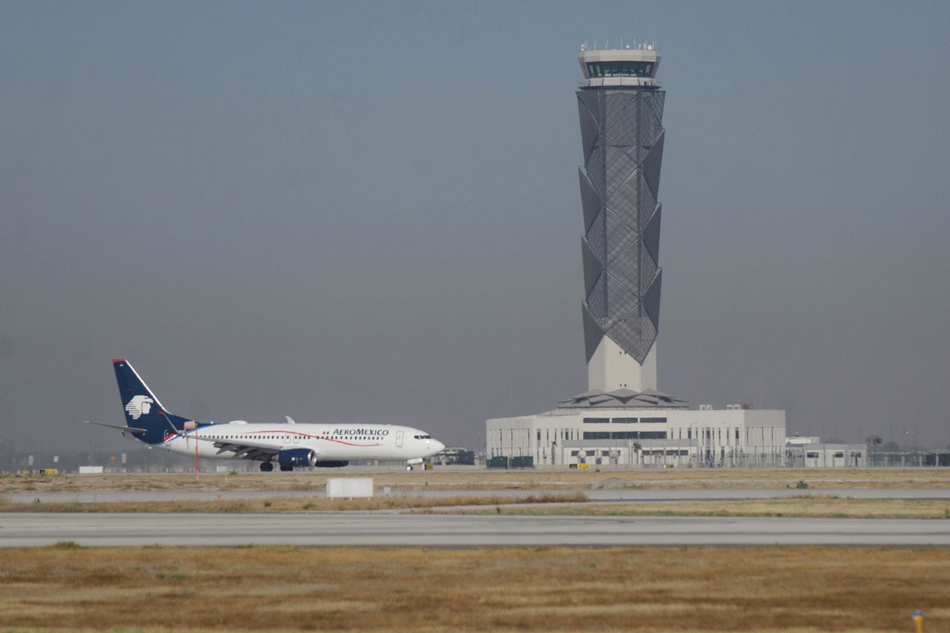Actividad aérea de la empresa Aeroméxico en las pistas del Aeropuerto Internacional Felipe Ángeles
