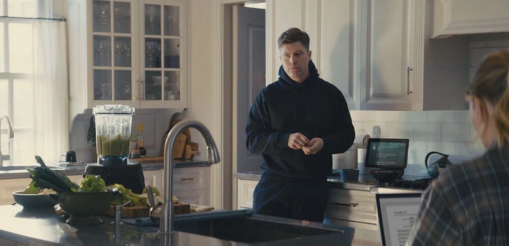 Scarlett Johansson y Colin Jost en comercial de Amazon