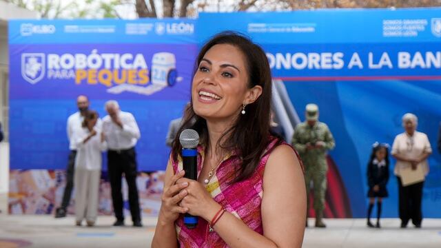 Ale Gutiérrez entregó kits de robótica Kubo en León