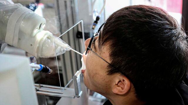 Robot realiza pruebas de Covid