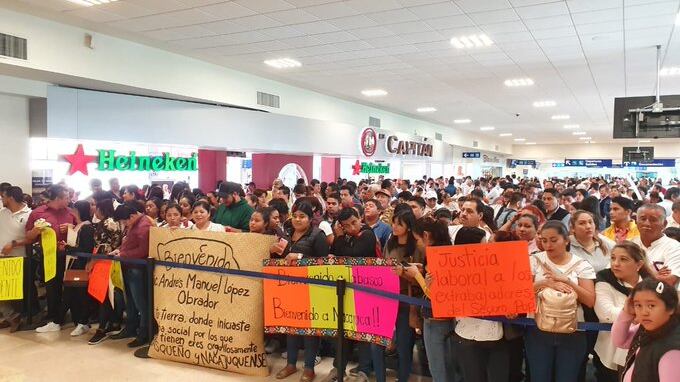 VIDEO: Arropan cientos de personas a AMLO en aeropuerto de Villahermosa