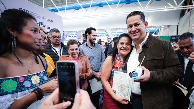 Diego Sinhue Rodríguez entrega 143 distintivos Marca GTO a empresas de Guanajuato